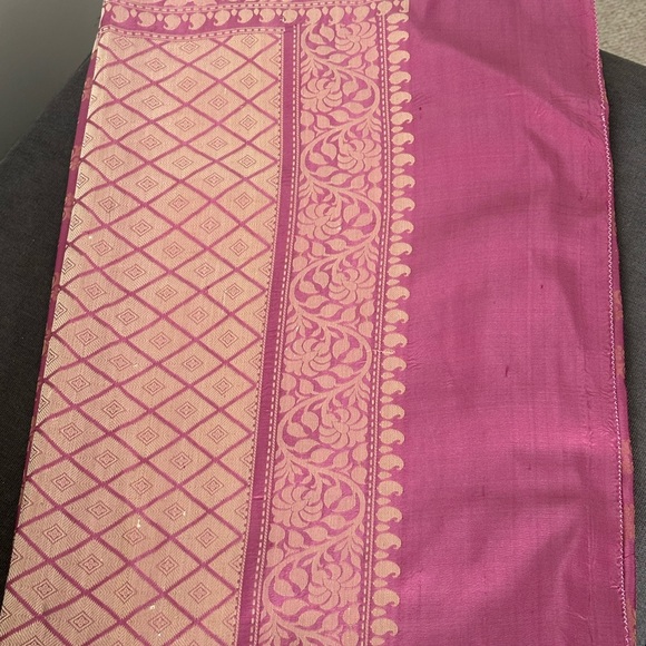Elegant Pink and Gold Patterned Saree w Skirt & Blouse - Picture 5 of 10